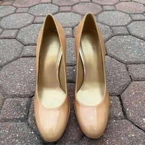 Stuart Weitzman Beige Patent Leather Round-Toe Pumps